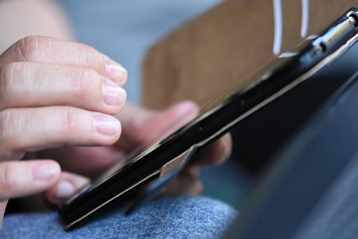 Oszustwo przy sprzedaży garnituru dziecięcego. Kobieta straciła kilkadziesiąt tysięcy złotych