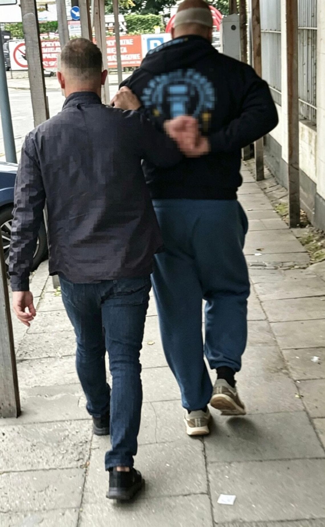 Otoczyli 15-letniego chłopaka i zaczęli go szarpać. Potem zabrali mu koszulkę Otoczyli 15-letniego chłopaka i zaczęli go szarpać. Potem zabrali mu koszulkę