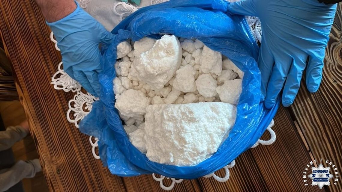 Otworzył drzwi i zbladł na widok policjantów. W kawalerce ukrywał ponad 3 kg amfetaminy