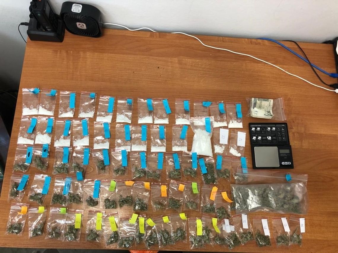 Otworzył drzwi, okazało się, że to policja w sprawie narkotyków. Nie próbował ściemniać, grzecznie wszystko oddał