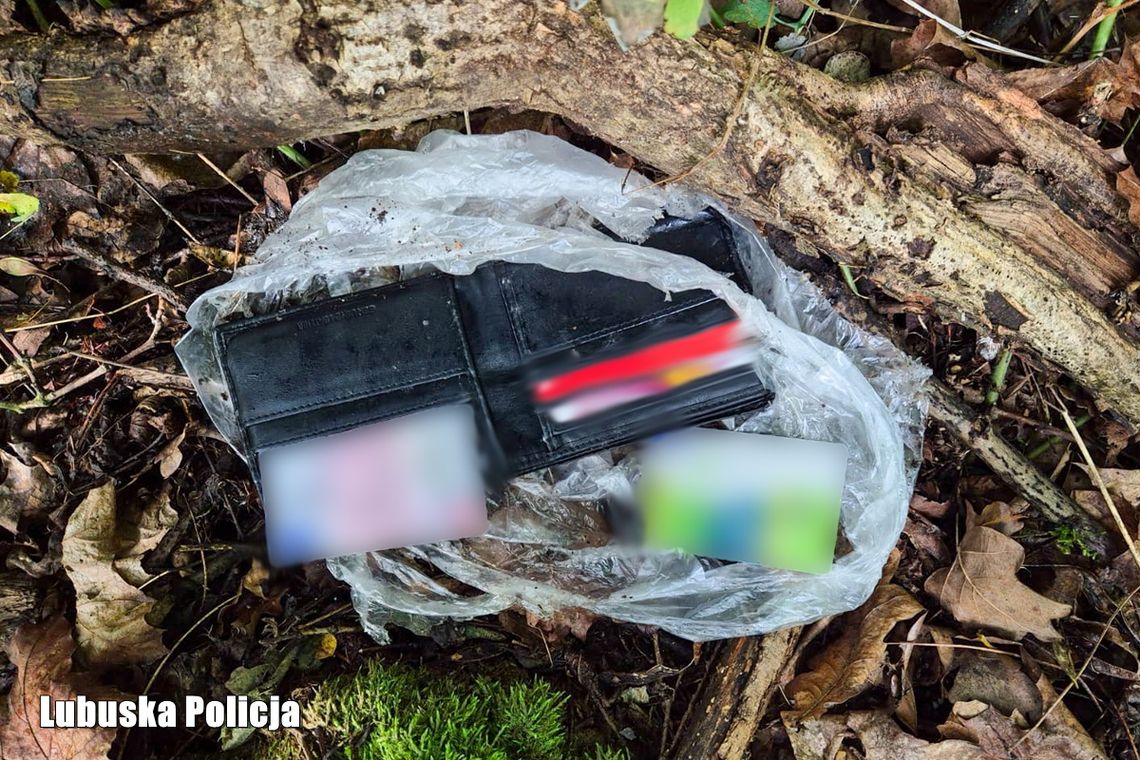 Otworzył znaleziony portfel i zobaczył 2,5 tysiąca. Pokusa okazała się zbyt duża. Teraz grozi mu więzienie Otworzył znaleziony portfel i zobaczył 2,5 tysiąca. Pokusa okazała się zbyt duża. Teraz grozi mu więzienie
