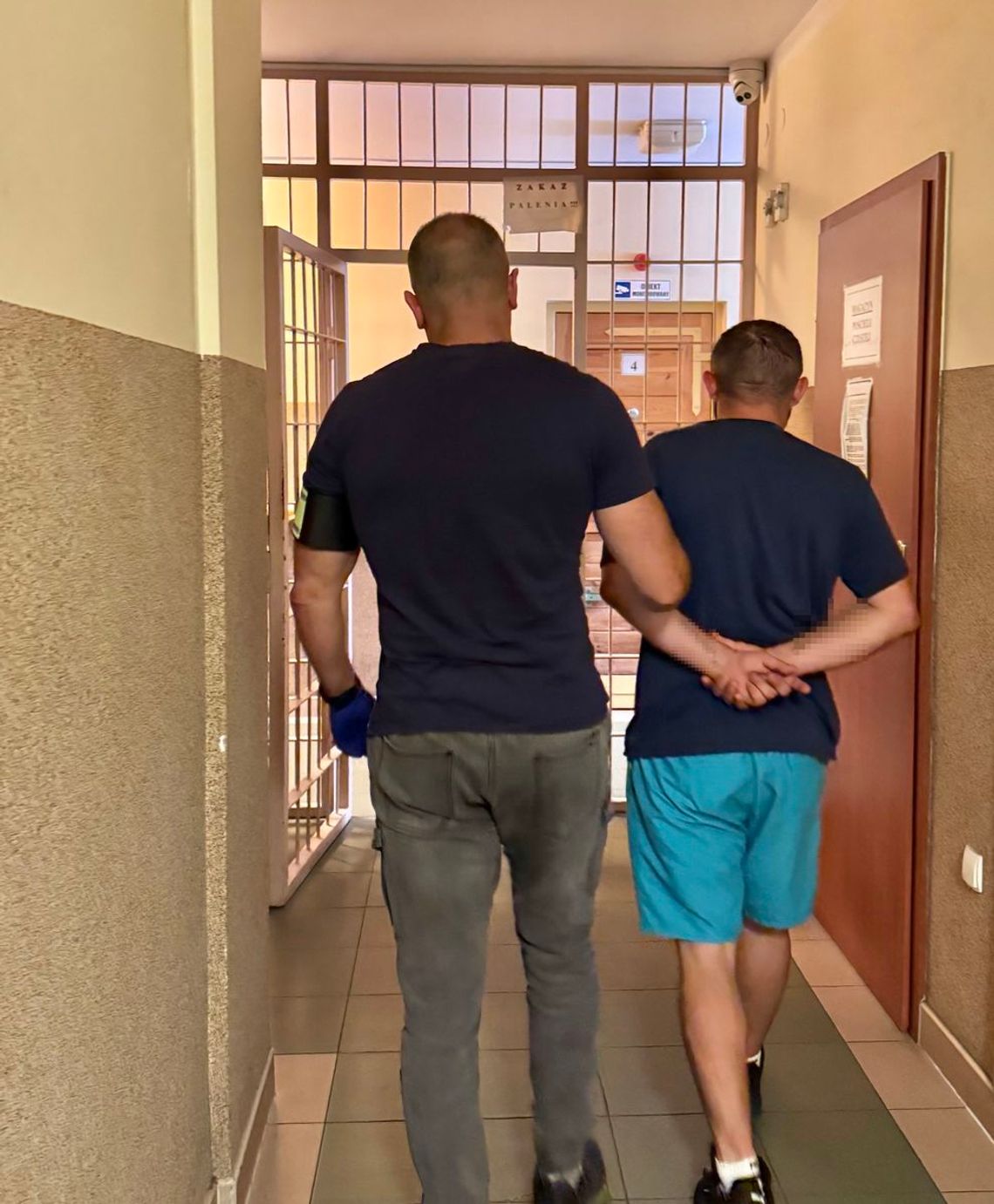 Otworzyła oczy i zobaczyła mężczyznę w kominiarce. Napastnik zaczął ją dusić i domagał się pieniędzy