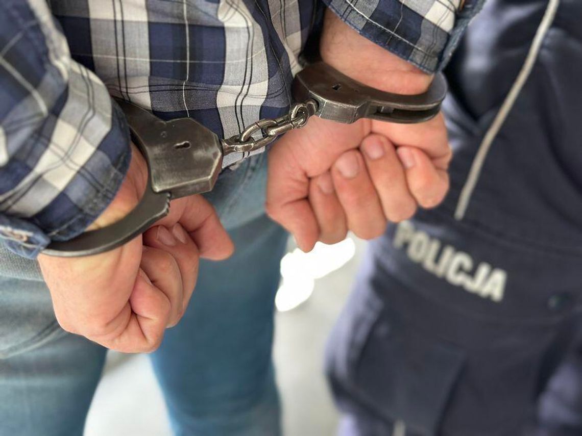 Paczki znikały w drodze zamiast trafiać do klientów. Policjanci zatrzymali 42-letniego kuriera