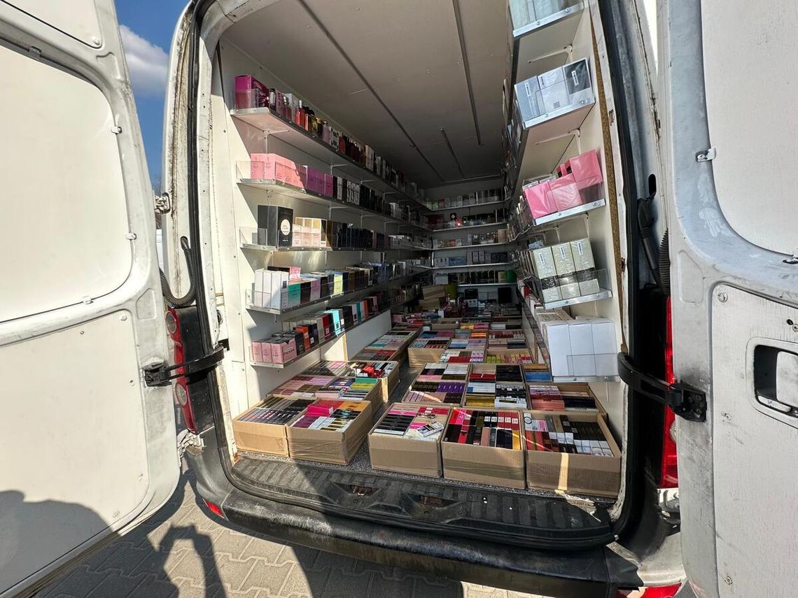 Pakistańczyk miał busa wypełnionego lewymi perfumami. Wartość towaru sięga miliona złotych Pakistańczyk miał busa wypełnionego lewymi perfumami. Wartość towaru sięga miliona złotych