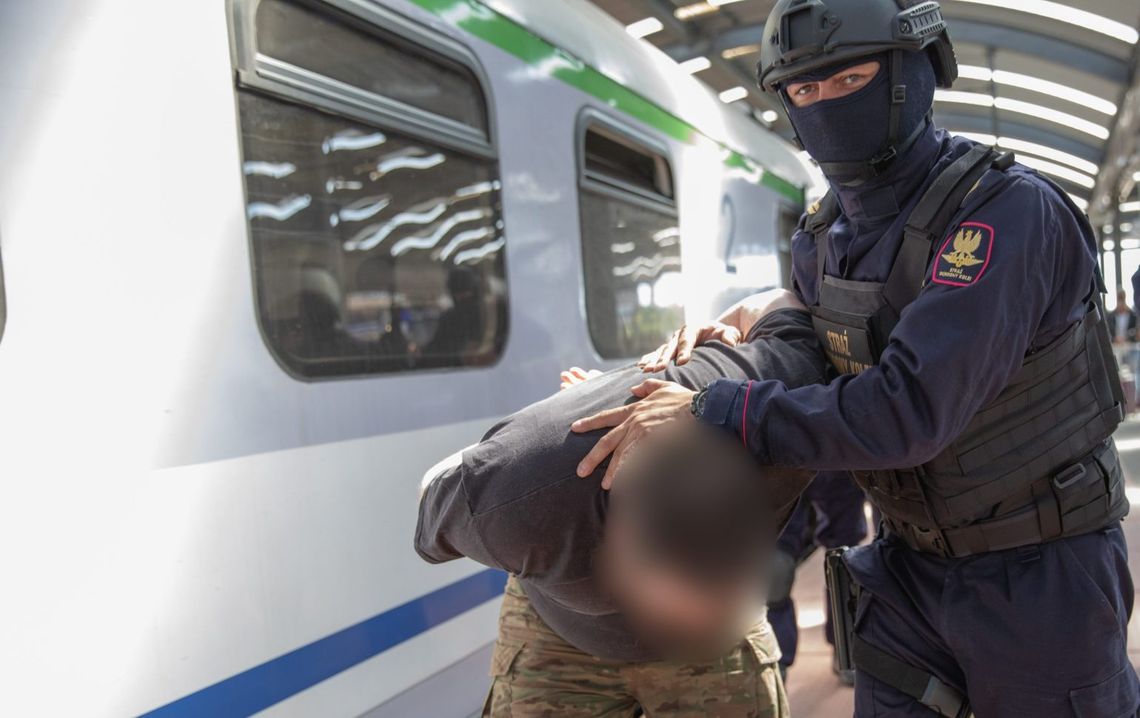 Palił marihuanę w pociągu. 23-latek był agresywny i został wyprowadzony w kajdankach