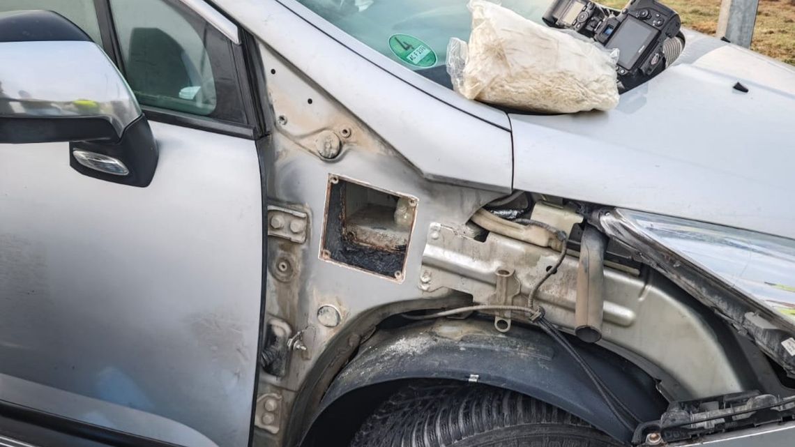 Pancerny schowek w nadkolu nie pomógł. Służby wyjęły z auta 42 kg mefedronu o wartości 2,5 miliona