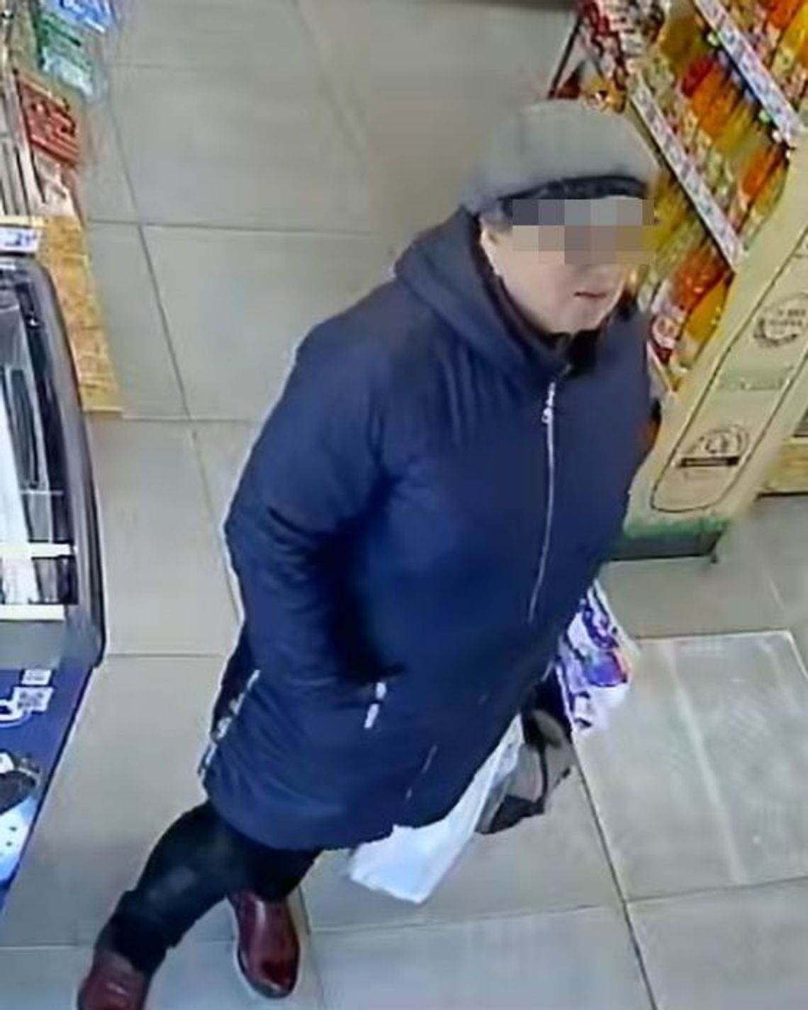 Pani w berecie okazała się złodziejką. Zabrała torebkę, znalazła w niej kartę i poszła na zakupy. Została zatrzymana przez policję