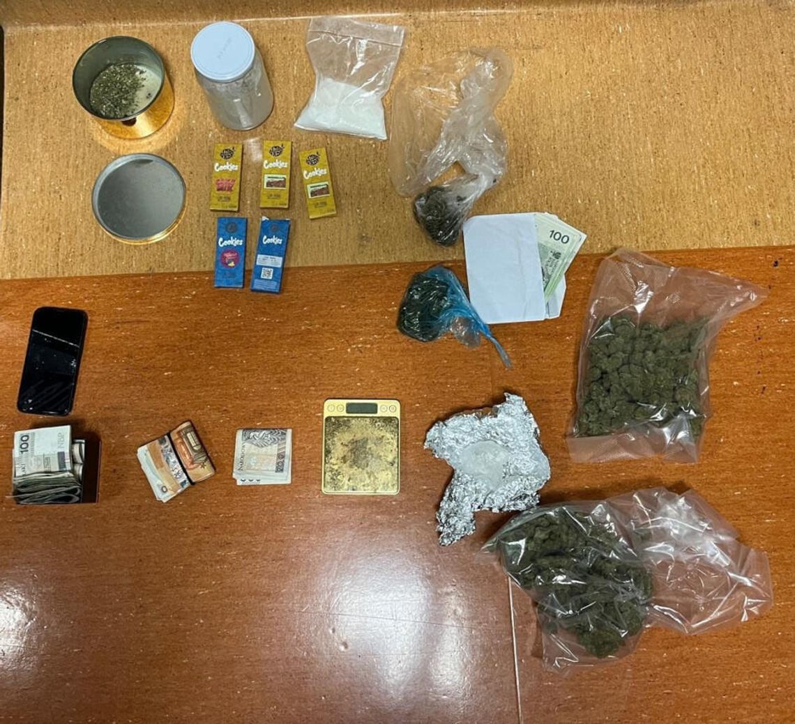 Para 18-latków nie chciała otworzyć policji. Mieli blisko 400 gramów narkotyków i sporo gotówki