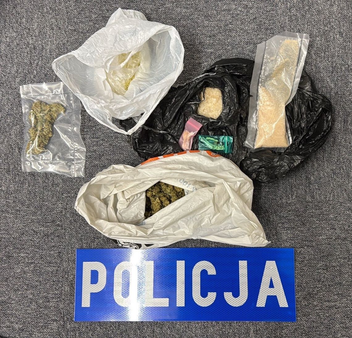 Para 19-latków zatrzymana za handel dużymi ilościami narkotyków i udzielanie ich nieletniej