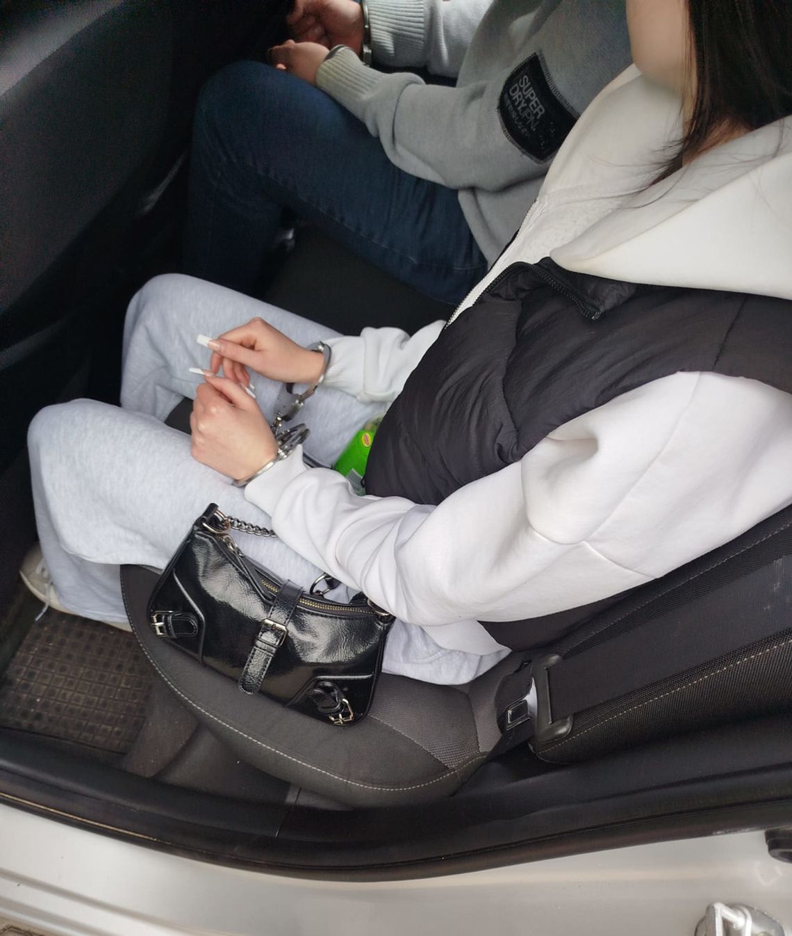 Para w zaparkowanym aucie spłoszyła się na widok policjantów. Szybko odkryli ich "sekret"