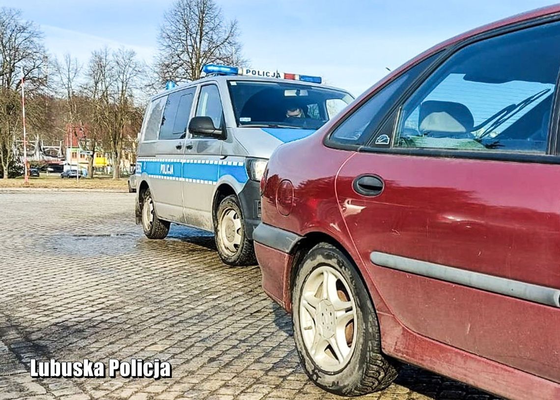 Parka po siedemdziesiątce na przejażdżce. Policja musiała odholować im auto, żeby przestali łamać przepisy