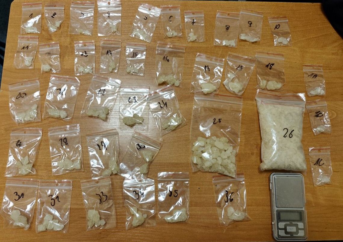 Pasażer auta z zepsutym światłem pocił się i wiercił. Mężczyzna miał dużo towaru podzielonego na porcje