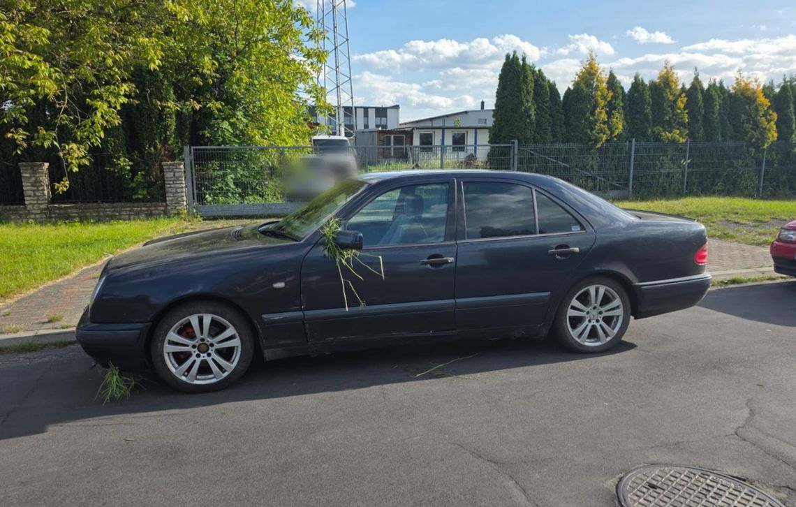 Pasażerka błagała o litość, piesi odskakiwali z drogi. Mercedes zatrzymany po policyjnej obławie