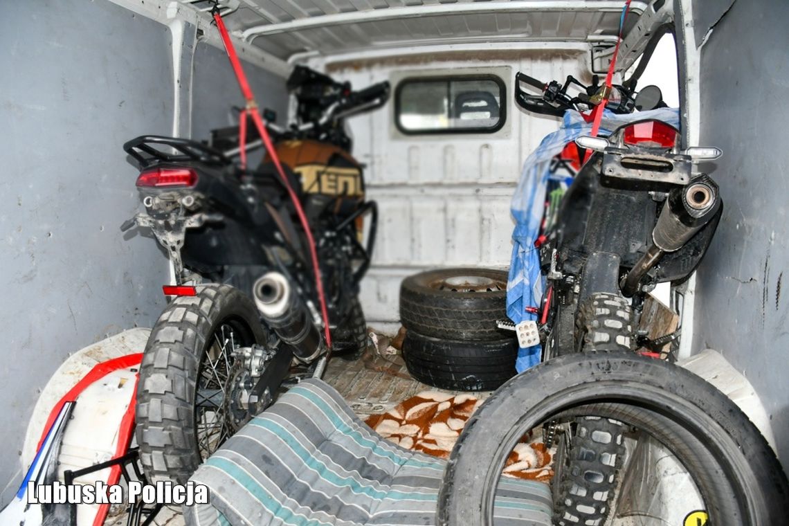 Paser motocyklowy miał na pace busa dwie kradzione maszyny. 27-latek został zatrzymany Paser motocyklowy miał na pace busa dwie kradzione maszyny. 27-latek został zatrzymany