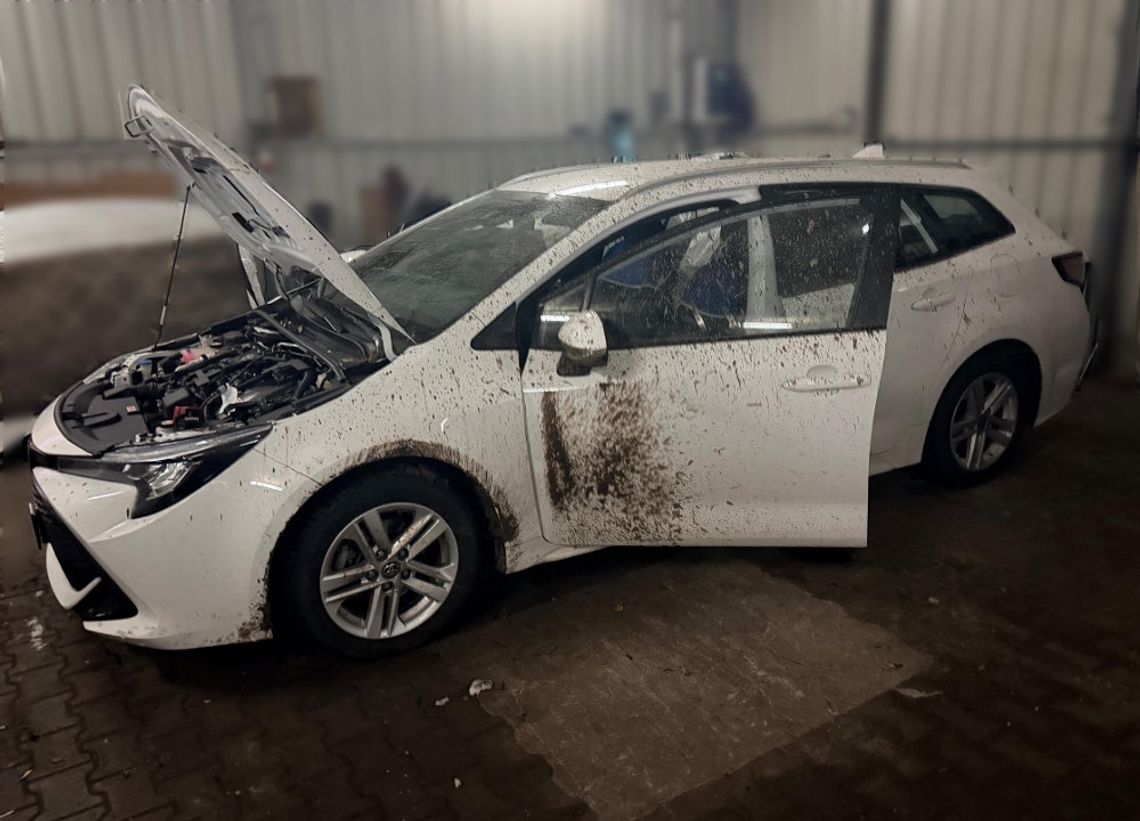 Paser rozmontował na części kradzioną toyotę. Przyłapany przez policję tłumaczył... że wymienia olej