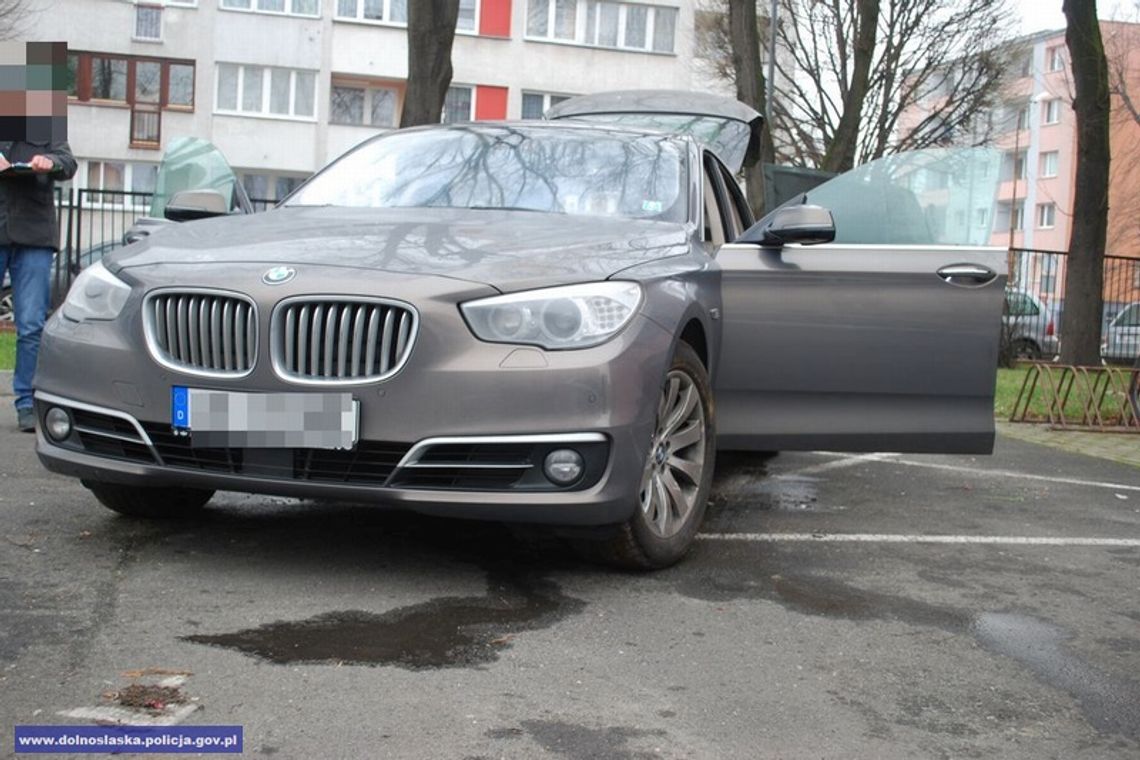 Paser trzymał w garażu kradzione BMW. Wpadł, bo nie wyłączył silnika