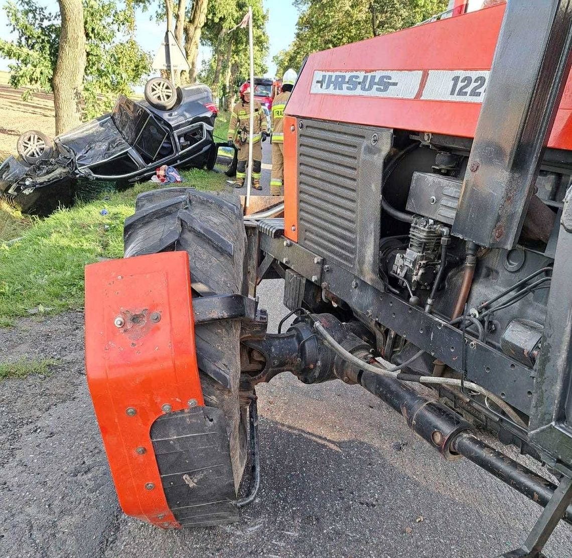 Passat dachował po zderzeniu z ciągnikiem rolniczym. Śmigłowiec LPR zabrał 6-latka do szpitala