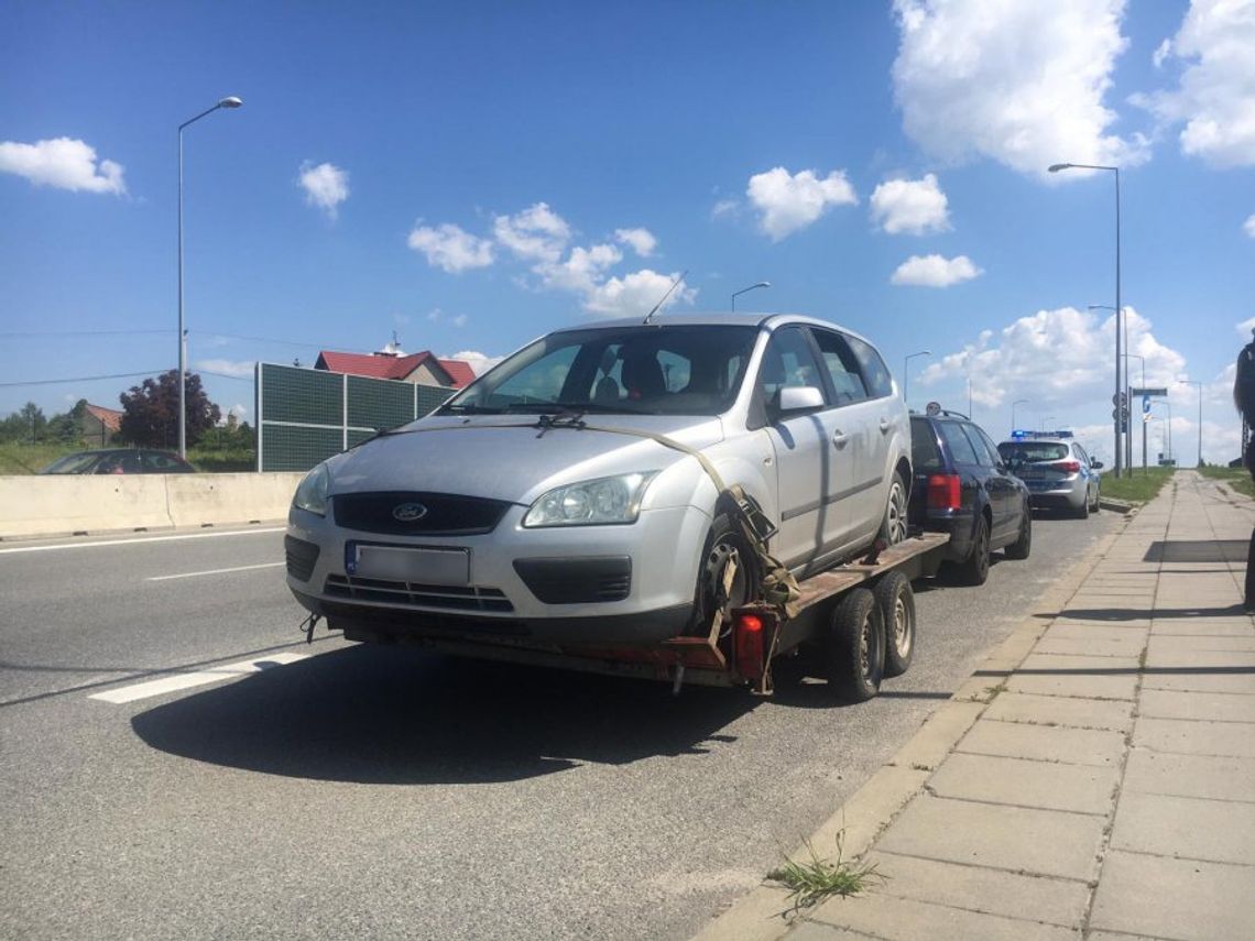 Passat holował lawetę z autem, w którym siedziała trójka dzieciaków. Kierowca nie miał prawka