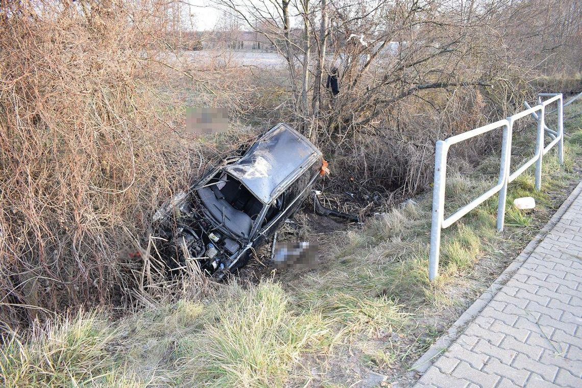 Passat wbił się w betonowy przepust. Kierowca i pasażerka wypadli z auta [FOTO]