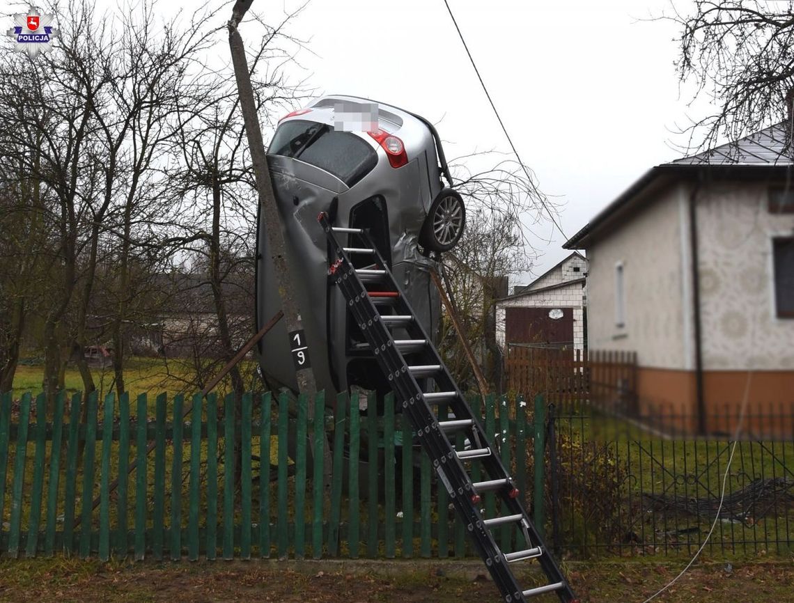 Passat wyleciał z drogi i zakończył jazdę na słupie. 18-letni kierowca ma prawko od 3 miesięcy