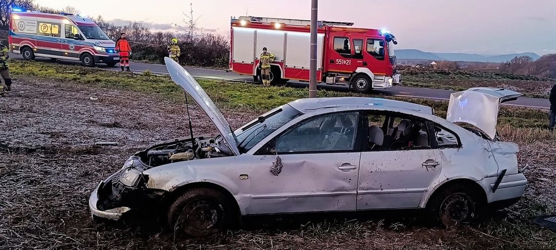 Passat wypadł z drogi i dachował na polu. Jedna osoba zginęła, dwie zostały ranne