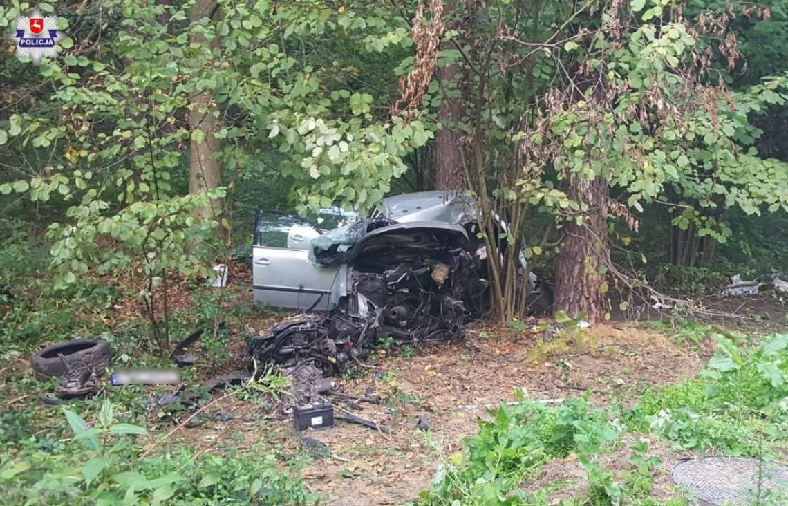 Passat zjechał z drogi i uderzył w drzewo. W wypadku zginęli dwaj młodzi mężczyźni