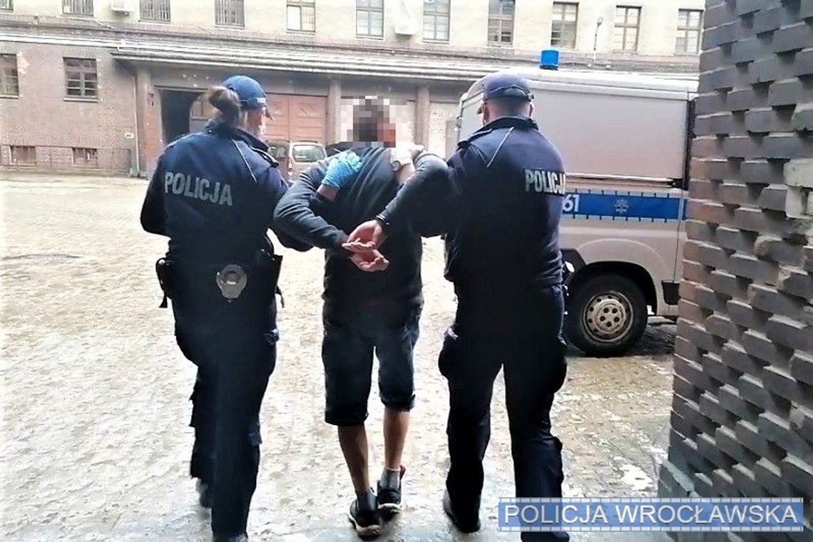 Patus z niebeską kartą skoczył na policjanta z nożem kuchennym. Celował w klatkę piersiową. WIDEO