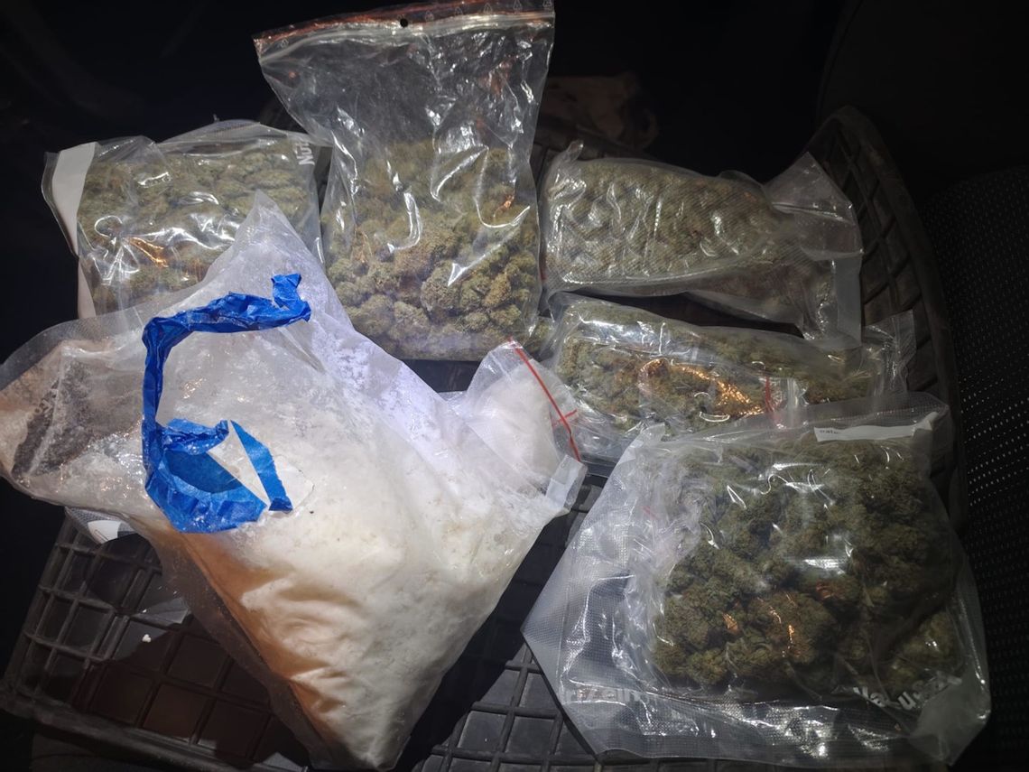 Pechowa „awaria” dilera. W bagażniku samochodu miał narkotyki warte 80 tysięcy złotych