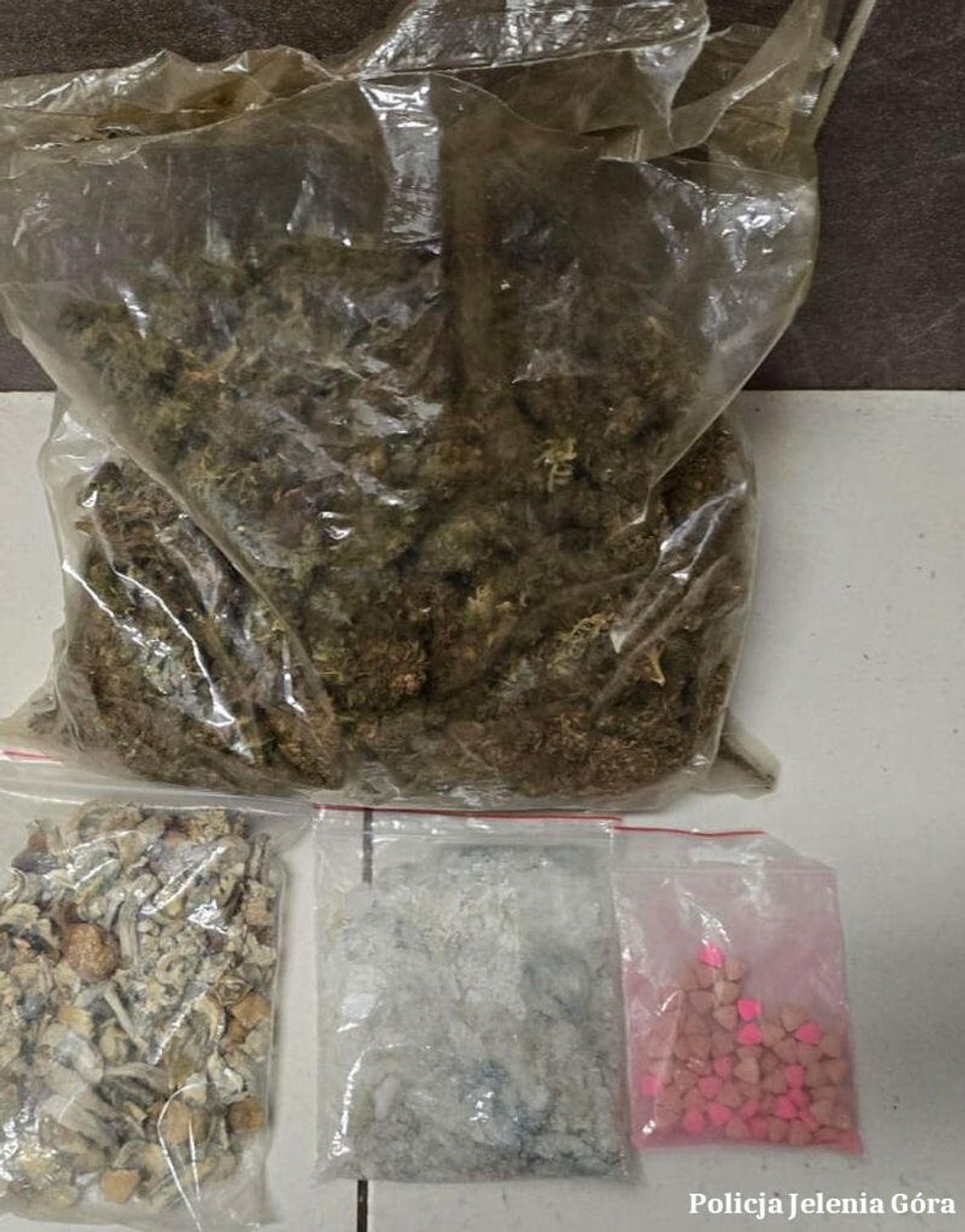 Pechowy "skręt" przed domem. 26-latek wpadł z hurtową ilością narkotyków