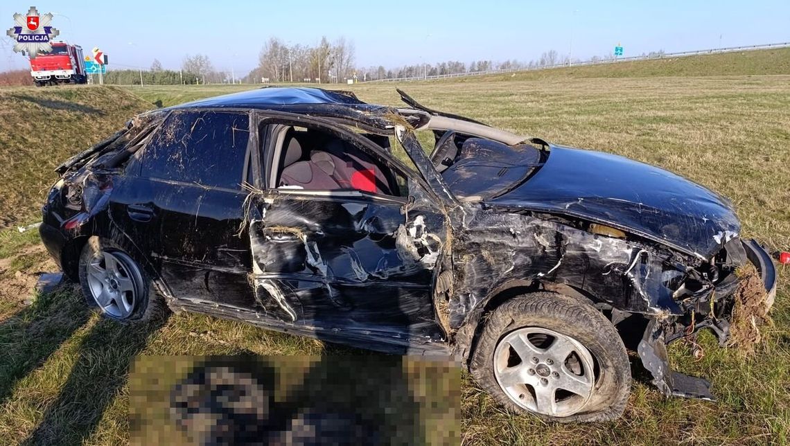 Pędzące Audi na łuku wypadło z drogi i rozbiło się w rowie. Nie żyje 23-letni kierowca
