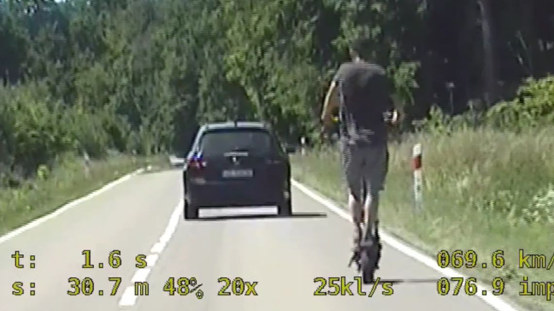 Pędził hulajnogą elektryczną prawie 70 na godzinę. Po zatrzymaniu powiedział, że mógłby nawet 100 Pędził hulajnogą elektryczną prawie 70 na godzinę. Po zatrzymaniu powiedział, że mógłby nawet 100