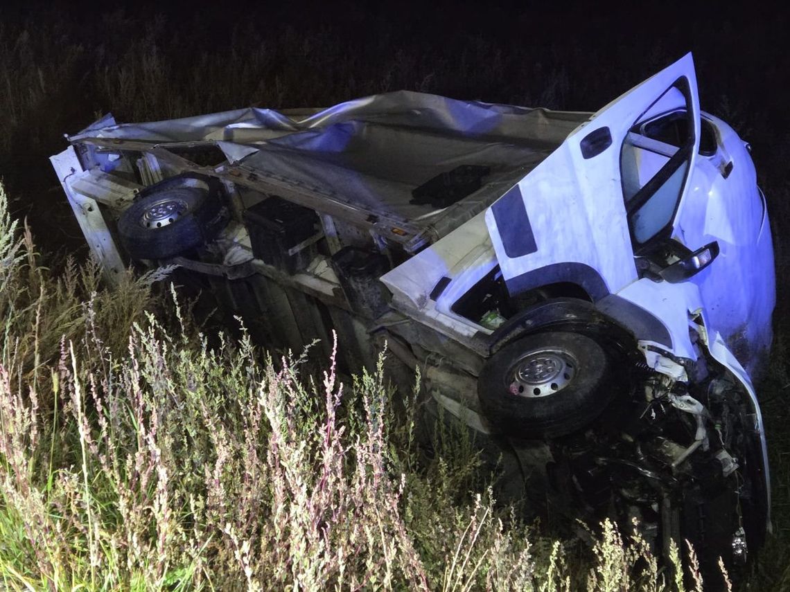 Peugeot wypadł z drogi i przewrócił się. Policjanci zwrócili uwagę na dziwne zachowanie kierowcy