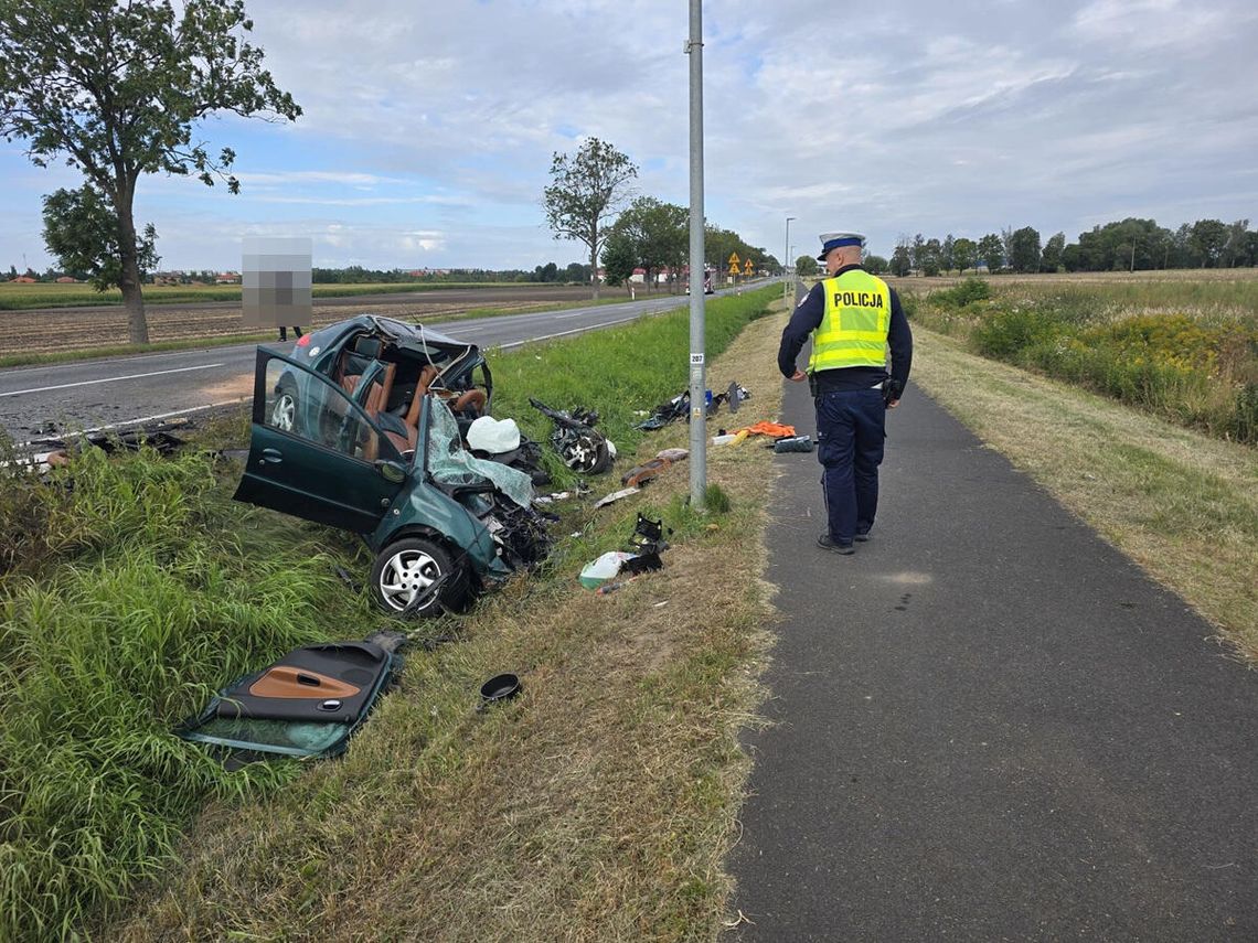 Peugeot zderzył się czołowo z ciężarową scanią. Kierowca osobówki zginął na miejscu