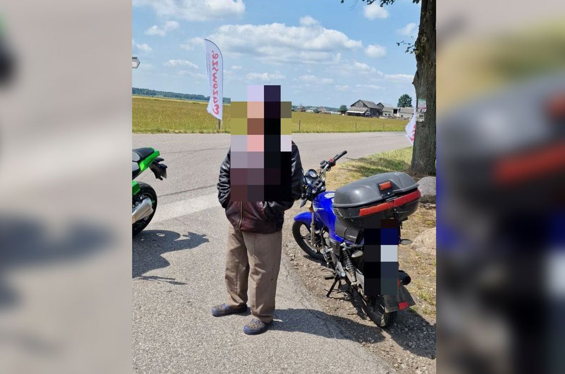 Pijany motorowerzysta wjechał na trasę wyścigu kolarskiego. Zbliżał się peleton, z drogi usunęli go policjanci