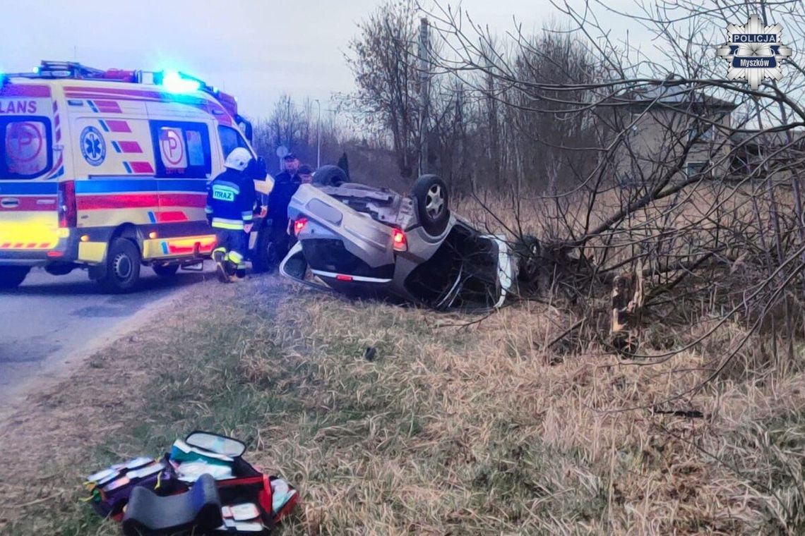Piątka nastolatków ranna po dachowaniu Opla. Młody kierowca nie dostosował prędkości do warunków Piątka nastolatków ranna po dachowaniu Opla. Młody kierowca nie dostosował prędkości do warunków