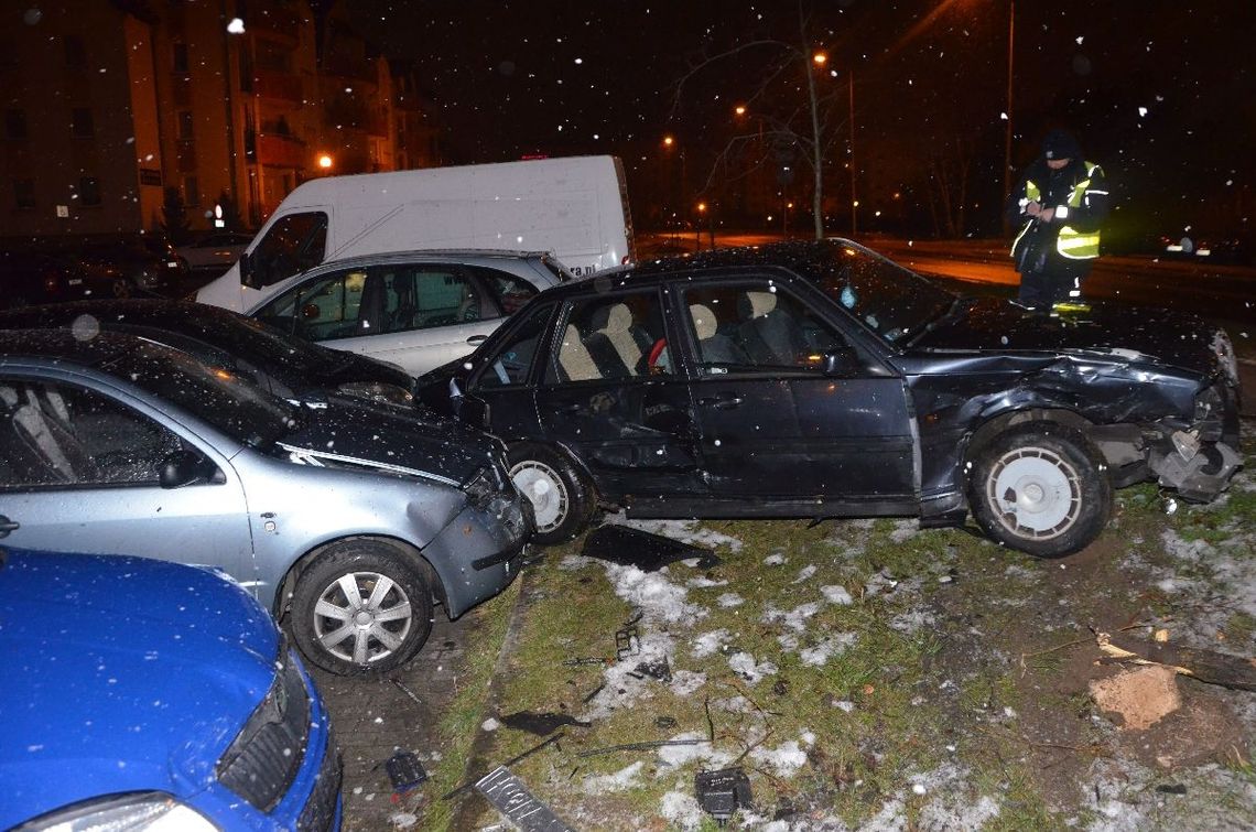 Pięć rozwalonych samochodów na parkingu. Kobieta: to ja kierowałam