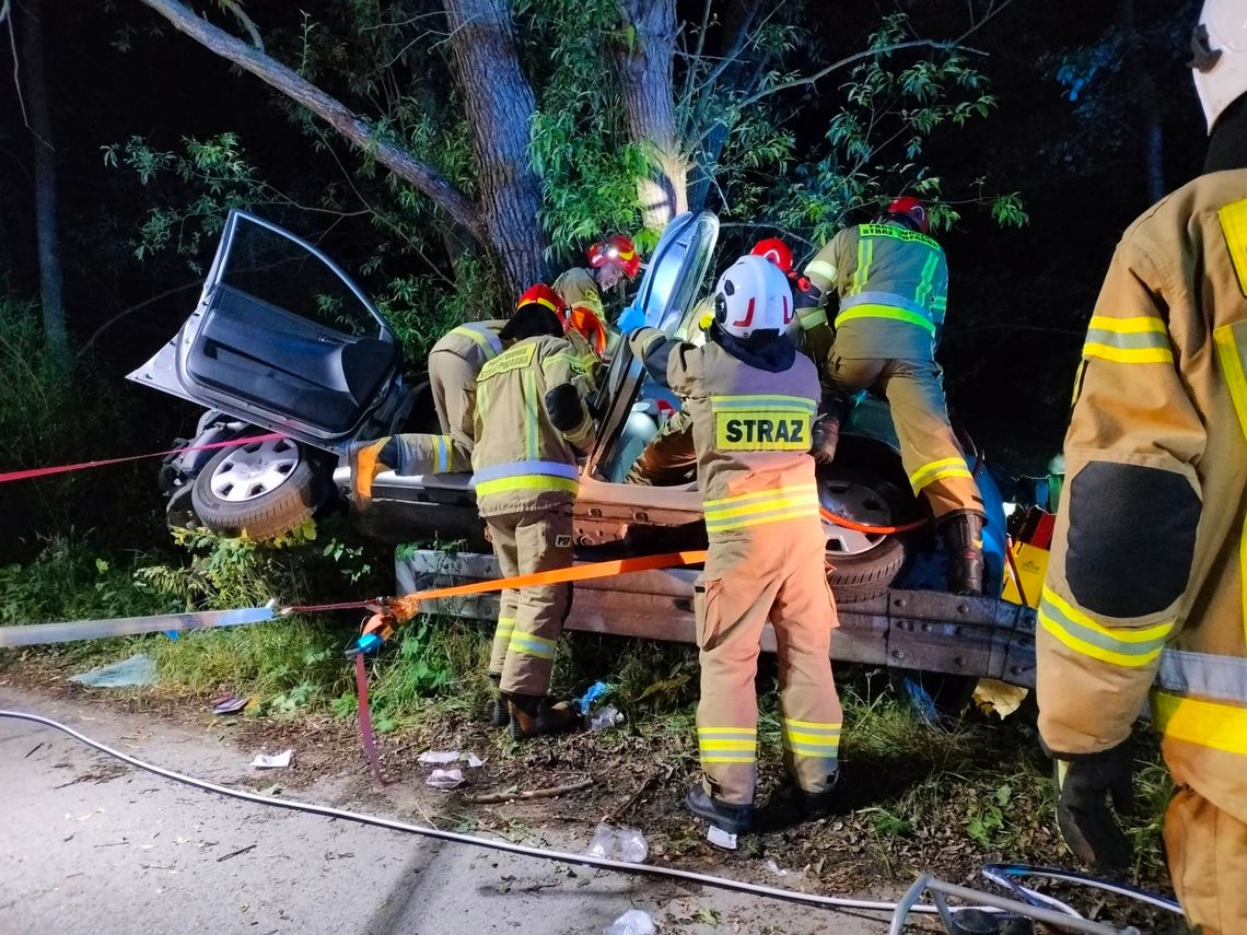 Pięciu nastolatków rannych po wypadku toyoty. 18-letni kierowca wjechał osobówką w drzewo [FOTO]