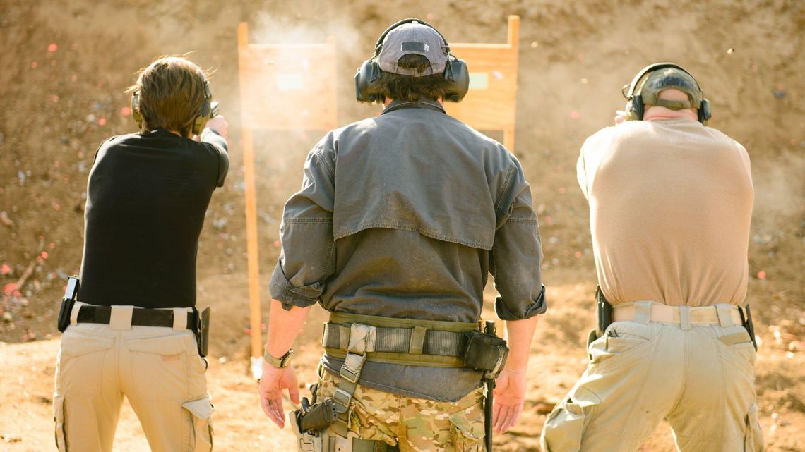 Pierwszy raz na strzelnicy w Krakowie – jak się ubrać?