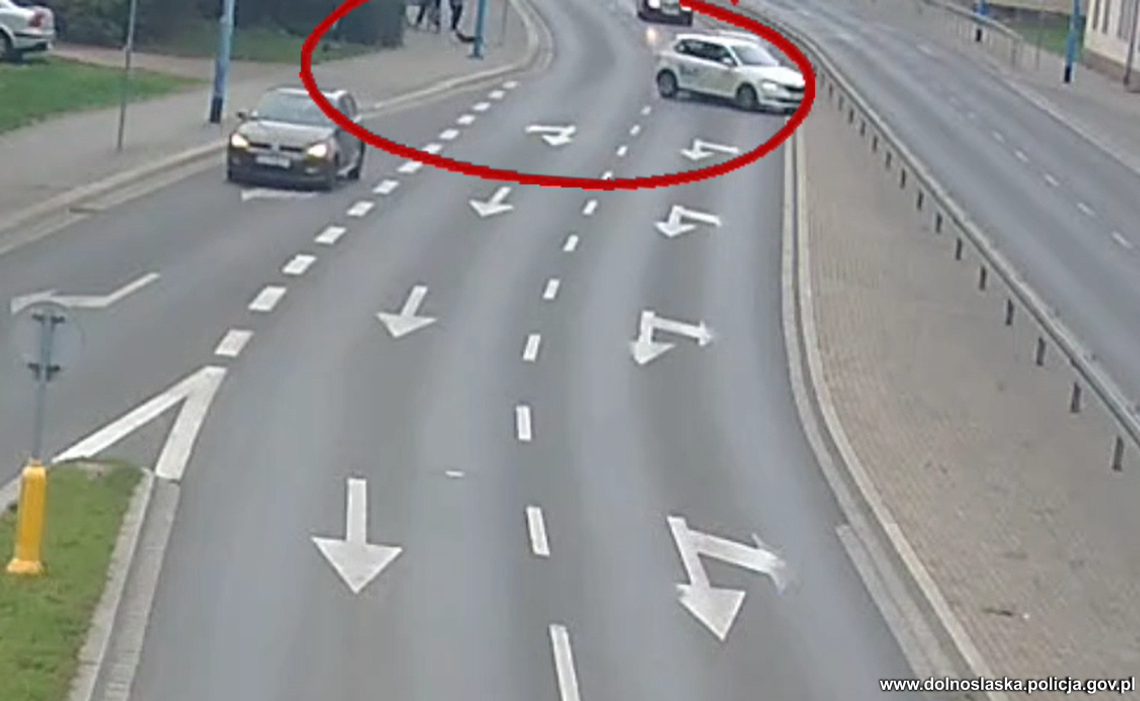 Pies wyrwał się właścicielowi i wbiegł na jezdnię. Doszło do groźnego zdarzenia drogowego