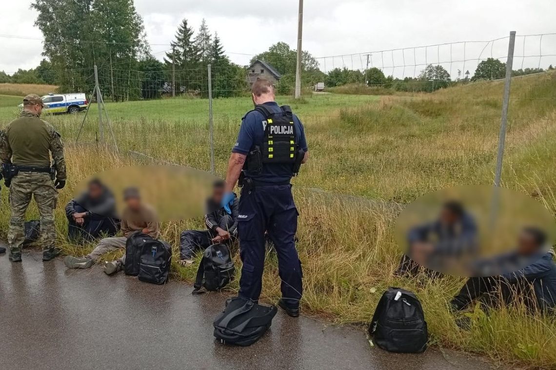 Piesza wędrówka przez zieloną granicę. Zatrzymano obywateli Somalii i Maroka