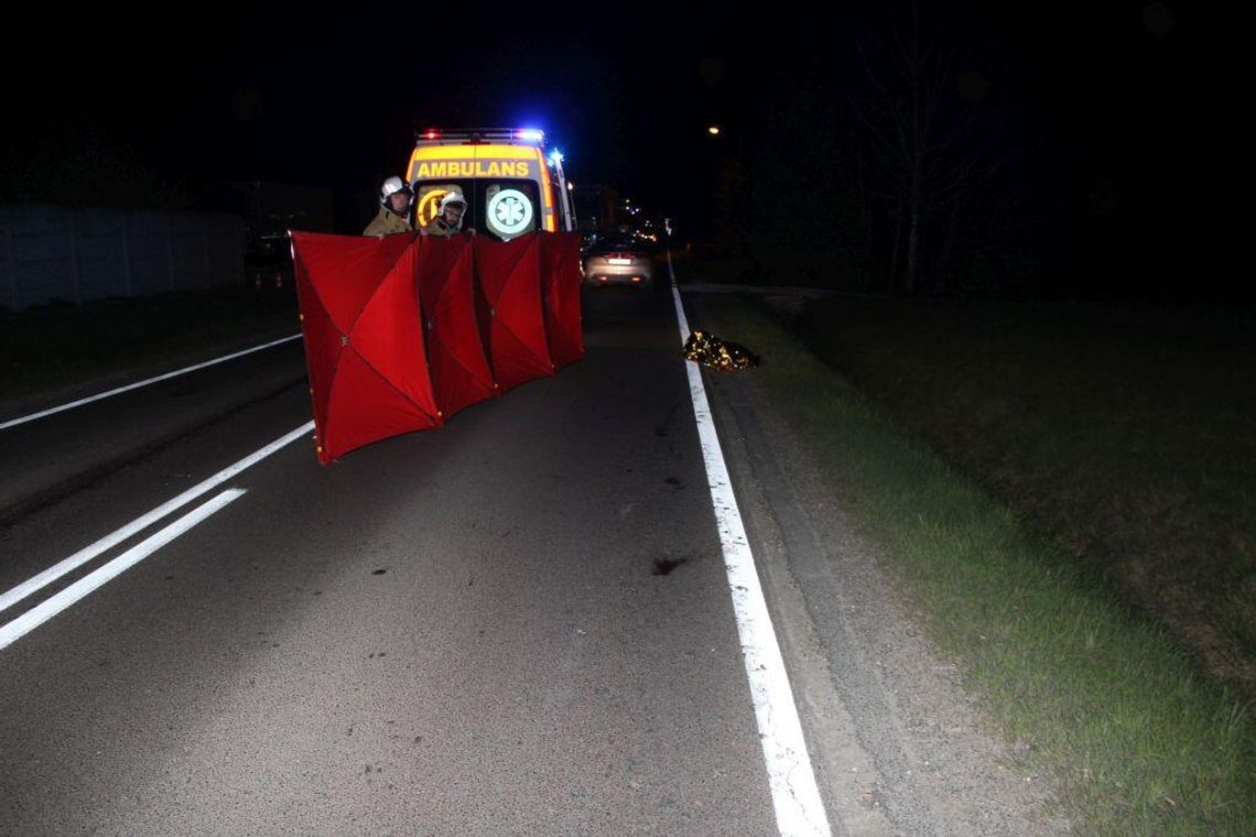 Pieszy szedł w ciemnościach po drodze. Został śmiertelnie potrącony przez kierowcę Audi