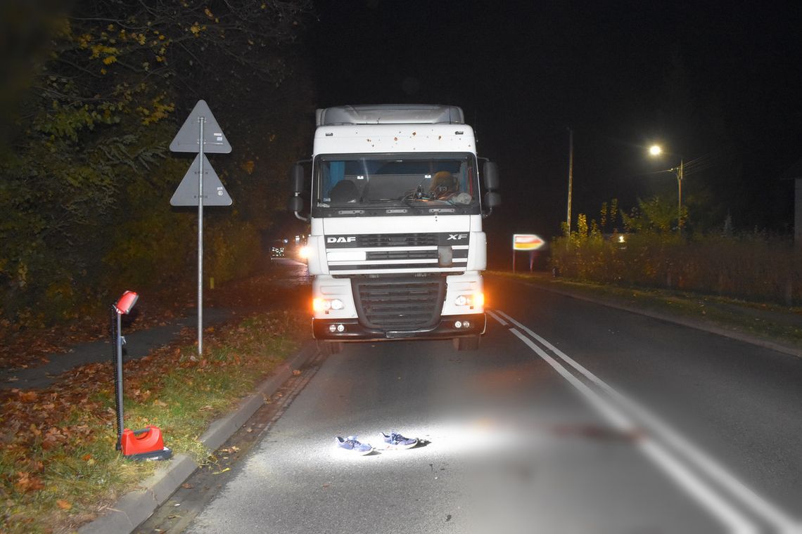 Pieszy zginął pod kołami samochodu ciężarowego. Wtargnął przed maskę, kierowca nie zdołał wyhamować