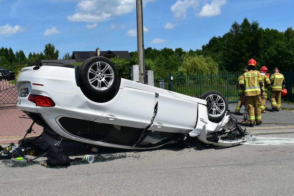 Pijacka szarża BMW zakończona dachowaniem. Kierowca wydmuchał ponad 2,5 promila