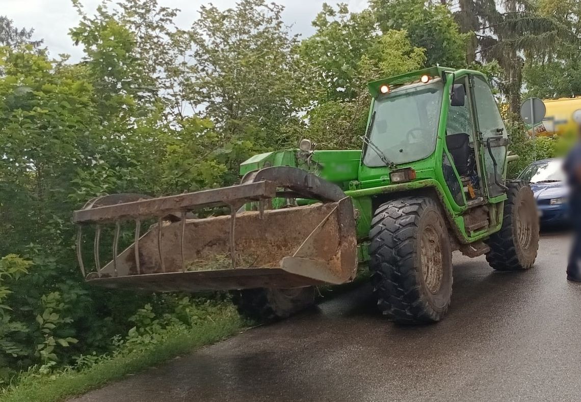 Pijacki rajd koparką po zakupy do sklepu. Zniszczył ogrodzenie i chodnik oraz ściął trzy drzewa Pijacki rajd koparką po zakupy do sklepu. Zniszczył ogrodzenie i chodnik oraz ściął trzy drzewa