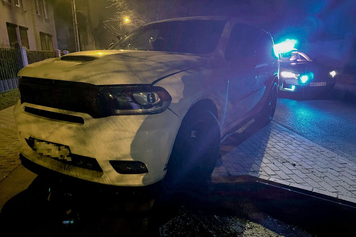 Pijacki rajd kradzionym Dodgem. Złodzieje zamontowali na aucie fałszywe tablice rejestracyjne Pijacki rajd kradzionym Dodgem. Złodzieje zamontowali na aucie fałszywe tablice rejestracyjne