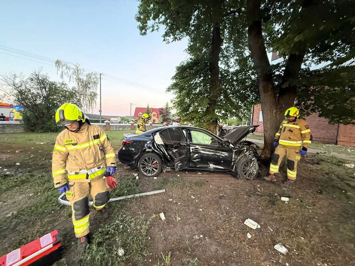 Pijacki rajd o czwartej nad ranem. 22-latek rozbił infiniti na ogrodzeniu kościoła Pijacki rajd o czwartej nad ranem. 22-latek rozbił infiniti na ogrodzeniu kościoła