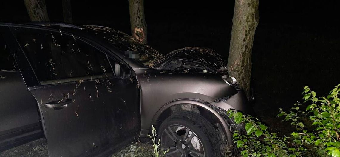 Pijacki rajd Porsche zakończony na drzewie. Za kierownicą poszukiwany obywatel Ukrainy Pijacki rajd Porsche zakończony na drzewie. Za kierownicą poszukiwany obywatel Ukrainy