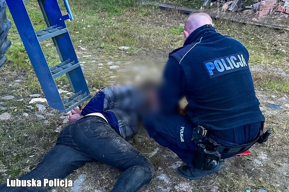 Pijackie akrobacje podczas ucieczki motorowerem z glebą w finale