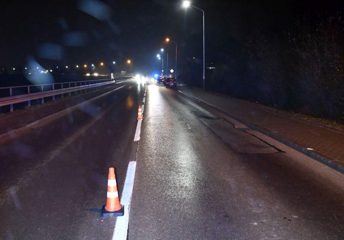 Pijackie popisy zakończone potrąceniem. Zatrzymywał auta i robił przed nimi pompki, jeden z kierowców go nie zauważył