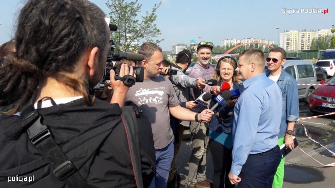 Pijak prosił ludzi, żeby mu wyjechali z parkingu. Niektórzy chętnie pomagali